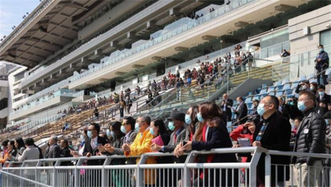 农历新年赛马日 香港市民戴口罩看赛马